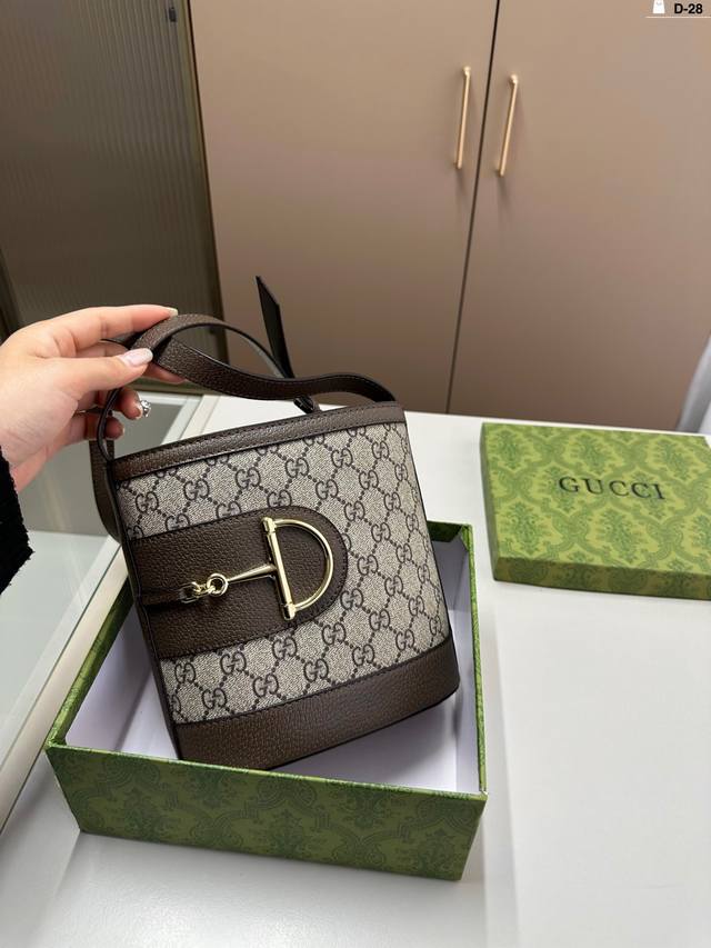 Gucci酷奇水桶 时髦到让你开接 颜值高 自重轻 容量很不错 拿放东西太方便了鸭～出门随手拎个水桶包 休闲又有个性 时髦又百搭 D-28尺寸18.9.19配盒