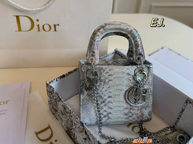 大号 小号 折叠盒 Size:20×17中号 17×14小号 Dior 迪奥新款满钻扣喜马拉雅戴妃包 采用仿蟒蛇皮材质 奢华高级 搭配银色满钻扣 时髦典雅的设计 大号 小号 折叠盒 Size:20×17中号 17×14小号 Dior 迪奥新款满钻扣喜马拉雅戴妃包 采用仿蟒蛇皮材质 奢华高级 搭配银色满钻扣 时髦典雅的设计