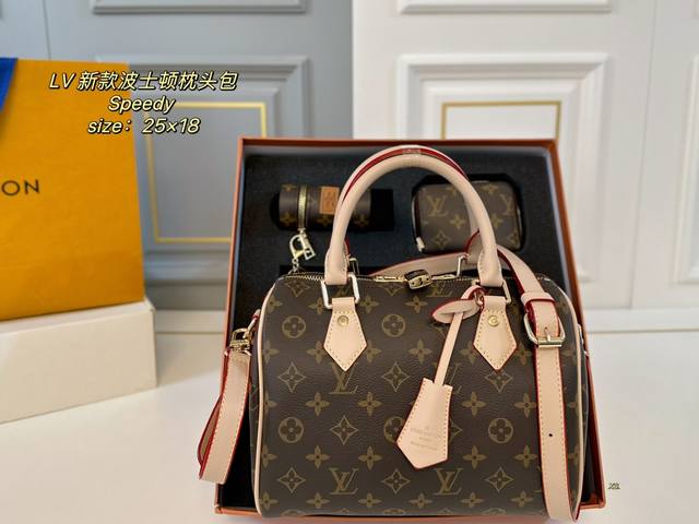 配盒 Size：25×18 超值套盒全套礼盒包装 包包卡夹口红包 Lv 路易威登speedy波士顿枕头包 经典重现，轻便又时尚～ 肩带调节，可手提，可拆卸！ 浓