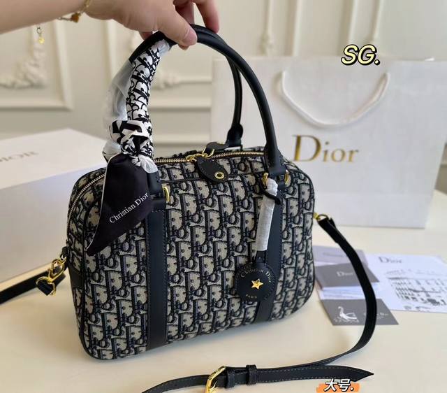 大号 折叠盒 Size:30×22大号 Dior迪奥新款vibe保龄球包 采用蓝色obliaue印花面料 运动休闲风来袭 简约又时尚 容量大 自重轻 有质感还耐 大号 折叠盒 Size:30×22大号 Dior迪奥新款vibe保龄球包 采用蓝色obliaue印花面料 运动休闲风来袭 简约又时尚 容量大 自重轻 有质感还耐