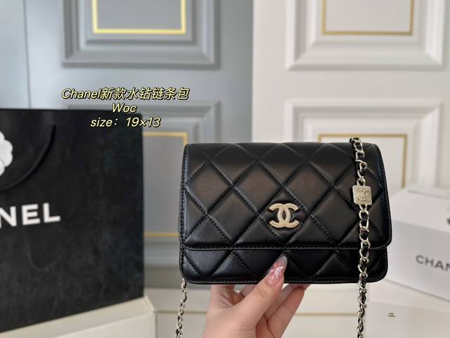 折叠盒 Size:19×13 Chanel 香奈儿新款woc水钻链条包 俗称发财包，羊皮纹材质皮穿链 卡位多，隔层，多种背法～ 链条上的水钻徽章超级亮眼 时髦精