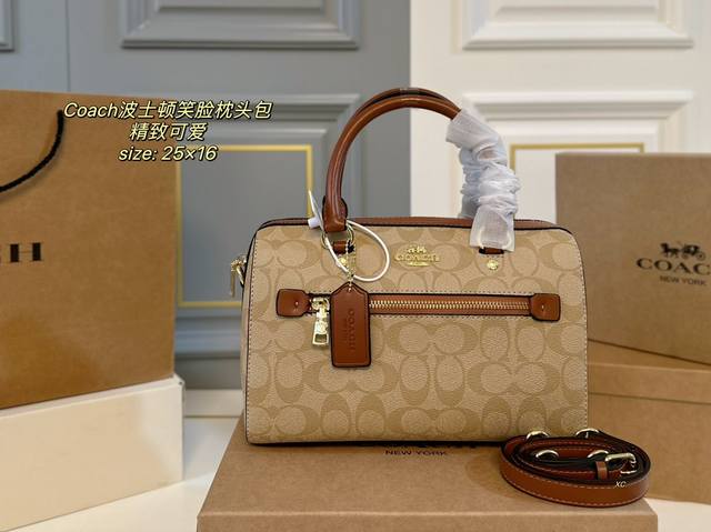 配盒 Size:25×16 Coach 蔻驰迷你波士顿笑脸枕头包 经典老花配色，更加精致可爱！ 同时能满足手机和日常出门物品， 小小包身大大容量，非常实用～ 非