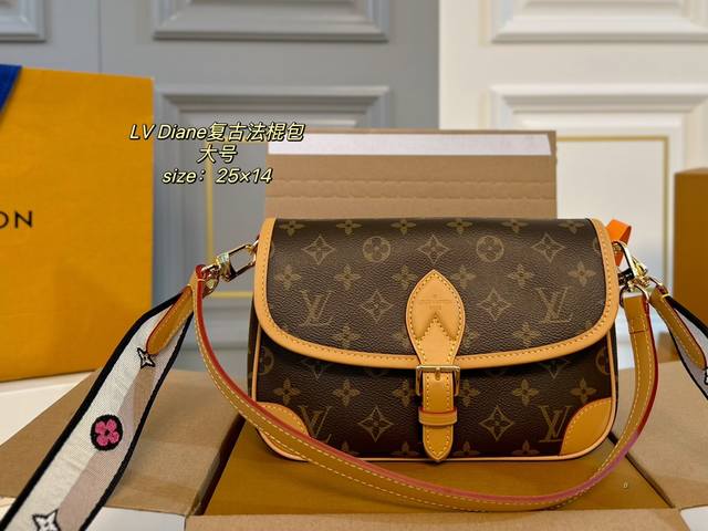 大号 折叠盒飞机盒 Size：25×14大号 Lv路易威登diane复古法棍包 搭配两条肩带，腋下斜挎、 皮带扣设计复古经典，超级实用～ 简约的包型，可盐可甜，