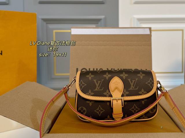 迷你 折叠盒飞机盒 Size：19×11迷你 Lv路易威登diane复古法棍包 搭配两条肩带，腋下斜挎、 皮带扣设计复古经典，超级实用～ 简约的包型，可盐可甜，