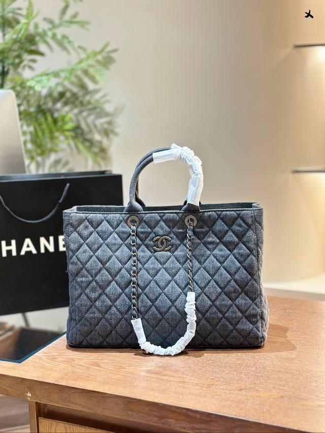 香奈儿链条牛仔托特包 任何搭配都能够轻松驾驭 低调有质感 容量也很可x尺寸38.27