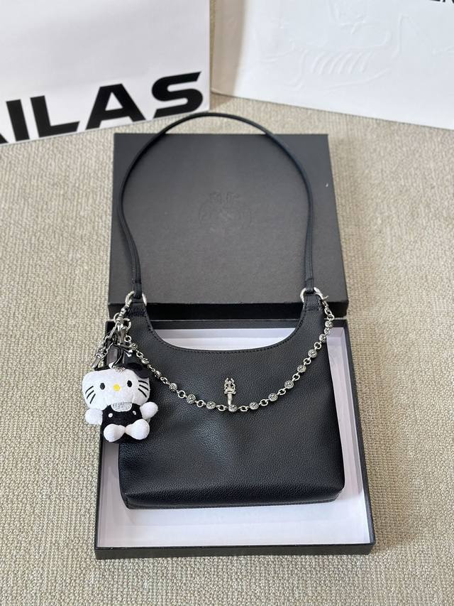 配挂件 Chromehearts 克罗心小号 Vivi腋下包 皮质是软软的，非常舒服，特别轻便百搭的一只包，Jennie、杨幂同款 尺寸20 16Cm