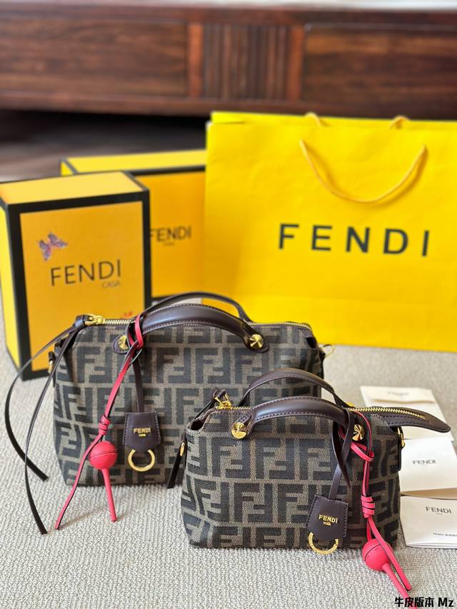 牛皮版本 配挂件 配盒！尺寸 大号27.18 小号20 14Cm 芬迪 饭盒单肩包 采用超柔软的cuoio Romano 皮革，真的是轻松又好背 呀~每个季节都