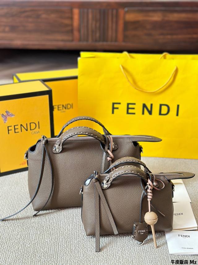 牛皮版本 配挂件 配盒！尺寸 大号27.18 小号20 14Cm 芬迪 饭盒单肩包 采用超柔软的cuoio Romano 皮革，真的是轻松又好背 呀~每个季节都