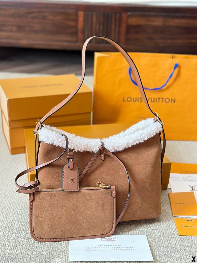 羊羔毛 Carryall 羊毛毛绒款秋冬限定 毛绒款 Carryall 小号手袋取材 Monogram Empreinte 压 纹皮革，充裕构型设有齐整内层，大