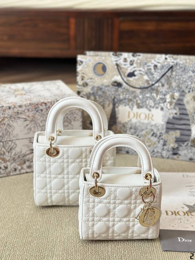 小羊皮 Dior Lady迪奥 手袋 戴妃包 戴妃真的是梦中情包 周扬青同款 磨砂的质感无敌显高级 优雅简约之余更显低调内敛~ 包型挺括 不会塌不会凹陷道 容量