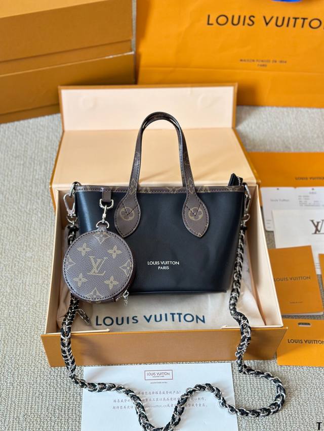 Lv路易威登秀款 Atlantis 菜篮子西从直观感受来看,可爱兼慵懒是它给人的第一印象。秀场的模特是将包包的双手提交叉进行展示的,这种背法非常宝藏,很适合拍照 Lv路易威登秀款 Atlantis 菜篮子西从直观感受来看,可爱兼慵懒是它给人的第一印象。秀场的模特是将包包的双手提交叉进行展示的,这种背法非常宝藏,很适合拍照