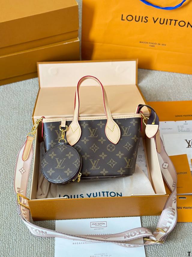 Lv路易威登秀款 Atlantis 菜篮子西从直观感受来看，可爱兼慵懒是它给人的第一印象。秀场的模特是将包包的双手提交叉进行展示的，这种背法非常宝藏，很适合拍照