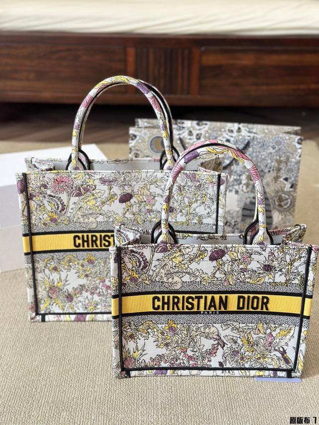 顶级原单 原版布 Dior Book Tote今年最喜欢的一款购物袋 Tote我用的次数最多的包，因为容量超级大，不管什么东西都向里面放，当然凹造型也是必须有的