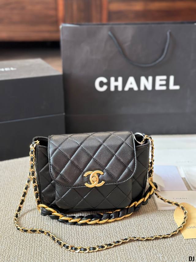 配盒 Chanel 香奈儿 24A高级手工坊 Miniflag Bag 黑金牛 可斜挎 空间能满足日常容量 尺寸 20 15Cm