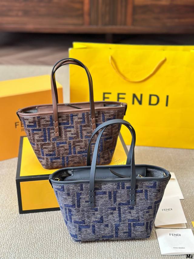 毛呢 Fendi渐变色小菜蓝子包包 采用雪尼尔绒材质，比较温暖 尺寸18 15Cm