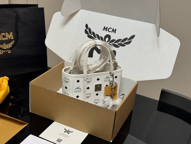 配飞机盒 复刻版 Size：20*19Cm 新款mcm 菜篮子 原单！青岛！ 俏皮很百搭 赠送可爱的小狗挂件！