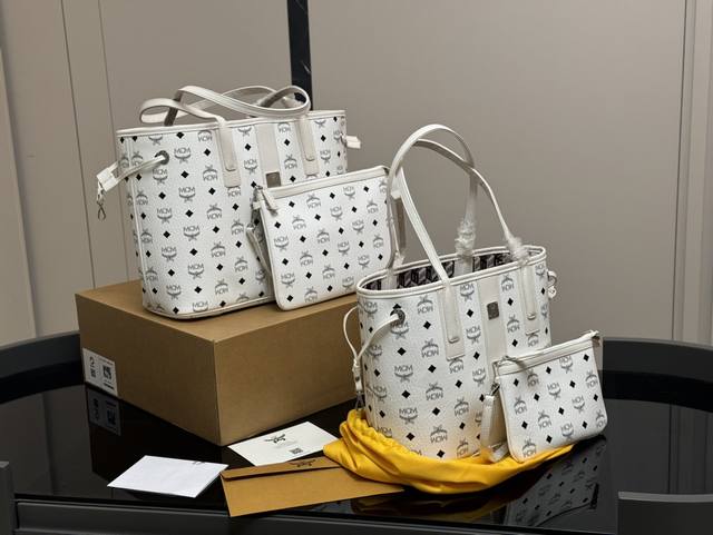 配飞机盒 Size：34*30Cm 31*26Cm 真心的觉得好看！！ 简单的mcm购物袋！ 都是无比的好看！ 1包中包 2双面购物袋 3里面小包还可以单用哦！