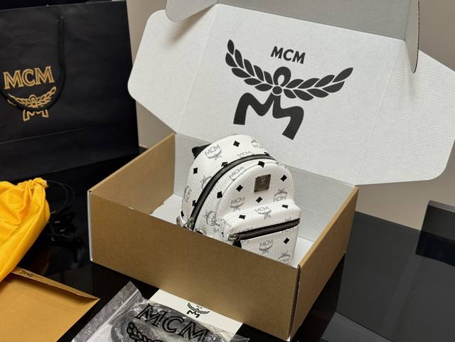 配飞机盒 Mcm经典双肩包 立体而自然 对花剪裁 以中轴为对称中心线的上线倒向对称, 十分完整完美, 尤其包型 超有弧度感的! 尺寸: 18*20Cm 迷你 配飞机盒 Mcm经典双肩包 立体而自然 对花剪裁 以中轴为对称中心线的上线倒向对称, 十分完整完美, 尤其包型 超有弧度感的! 尺寸: 18*20Cm 迷你