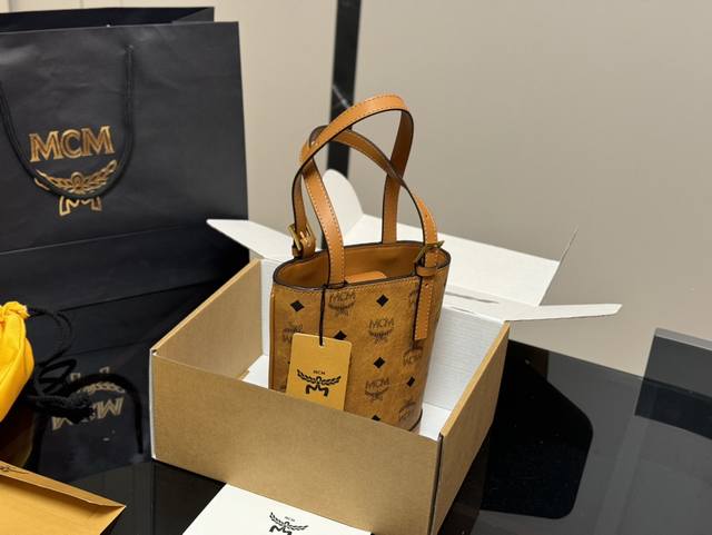 配飞机盒 Mcm ｜水桶包｜新款 Mcm款新还可以斜挎哦， 原单！青岛！ 超洋气一的款。 小包包 大容量 喜欢的自留款 尺寸 :15.19Cm