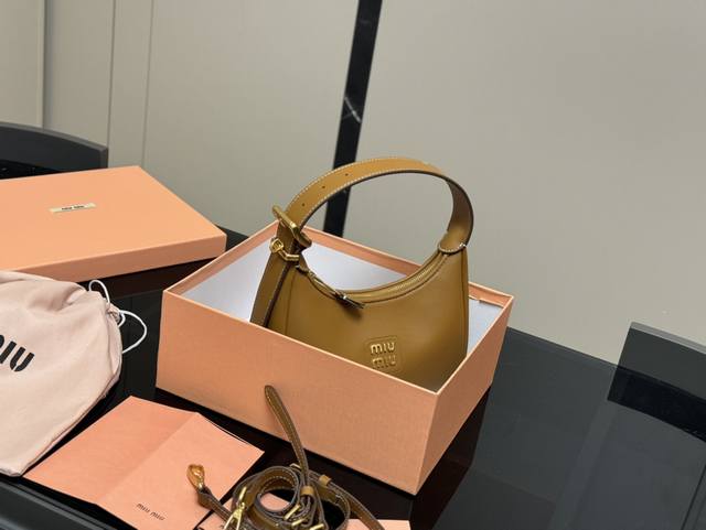 配盒 升级版 Size：23*13Cm Miumiu这新包， 新款hobo，太好搭配了 能拎、能挽、能肩背 有肩带 ， 可咸、可甜、可ac Alcohol&Co