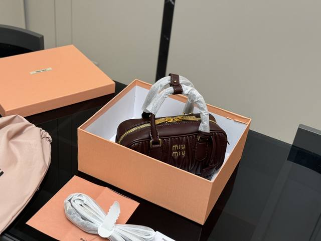 升级版配盒 Size：23*12Cm Miumiu保龄球 新尺寸 很难不爱啊啊！ 这个尺寸很难不动心哦！ 可手拎也可斜挎 容量足足的~~ 出场就是miumiu小