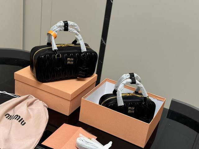 升级版配盒 Size：28*14Cm 23*12Cm Miumiu保龄球 新尺寸 很难不爱啊啊！ 这个尺寸很难不动心哦！ 可手拎也可斜挎 容量足足的~~ 出场就