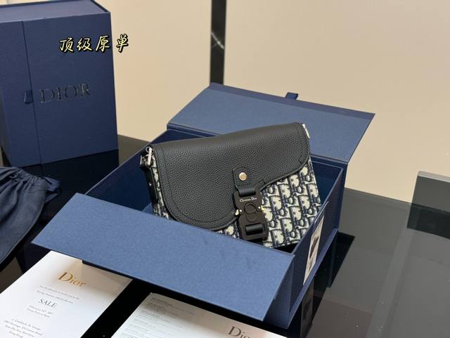 配折叠盒 Size：23.18Cm 迪奥 Homme 老花邮差包 实在帅la ～ 简单有质感的设计 实用又很高级