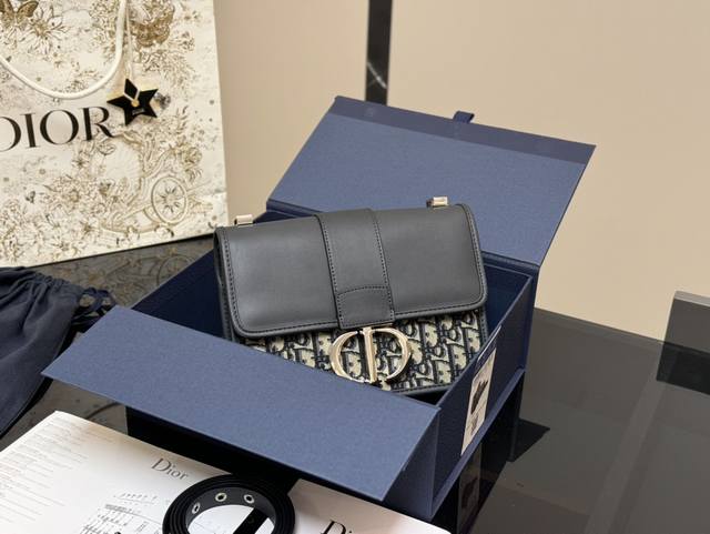 配折叠盒 Size：24*20Cm 迪奥 蒙田30 刚刚出的现货！ 老花也太好看啦！ 温柔很适合四季！