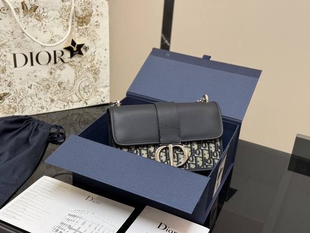 配折叠盒 Size：24*20Cm 迪奥 蒙田30 刚刚出的现货！ 老花也太好看啦！ 温柔很适合四季！