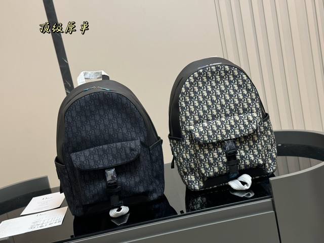 顶级原单 迪奥 爆款双肩出货 新款 男女背都好看 作为一只合格的双肩包 一定要好看 舒适 耐造 背包比较大 远途旅行带它准没错 也是学生党的最佳选择 超级实用 顶级原单 迪奥 爆款双肩出货 新款 男女背都好看 作为一只合格的双肩包 一定要好看 舒适 耐造 背包比较大 远途旅行带它准没错 也是学生党的最佳选择 超级实用