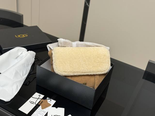 Ugg 羊羔毛麂皮托特包 加上毛茸茸的元素瞬间软绵绵的 一下就温柔起来了。 秋冬很适合背毛绒包! 不仅手感很棒 还能取暖~ 软乎乎毛茸茸 简直无法拒绝啊 尺寸: Ugg 羊羔毛麂皮托特包 加上毛茸茸的元素瞬间软绵绵的 一下就温柔起来了。 秋冬很适合背毛绒包! 不仅手感很棒 还能取暖~ 软乎乎毛茸茸 简直无法拒绝啊 尺寸: