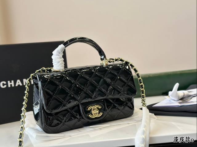 全套包装 Chanel香奈儿｜ 22B Cf Handle Mini开箱是谁的神仙sa又offer包了，噢～是我的哈哈哈哈哈超级喜欢 Cf Handle 可手提