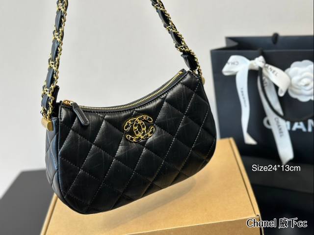 折叠盒 尺寸24*13Cm 香奈儿chanel 23K Hobo腋下包 腋下真的很可爱 而且很适合日常使用 冬天配大衣也是绝了 只能说香奈儿太懂女人了