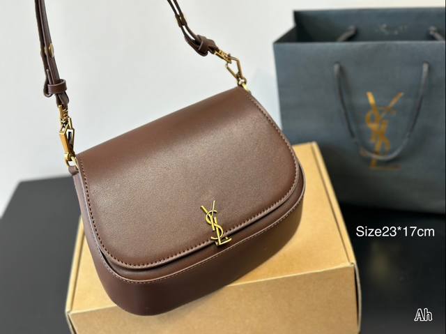 折叠盒 Ysl这季包包的时尚度up每个都非常有型大小确实不算大，但是非常的精致好看！！而且还可以调肩带长短！这不是摆明了一年四季都可以背嘛～～～喜欢利落感满満的