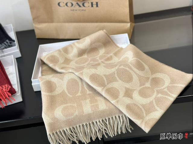 配盒 Coach围巾 嗨！寒冷的冬天来了，是时候为你的穿搭加上一抹亮色！这款围巾简直太魔法了，不仅能保暖还能让你立即成为时尚焦点！搭配外套、毛衣或裙子都超好看。