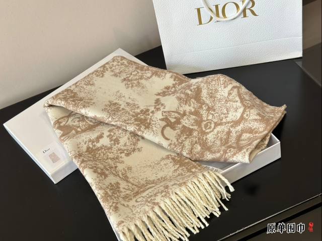配盒 Dior围巾 嗨！寒冷的冬天来了，是时候为你的穿搭加上一抹亮色！这款围巾简直太魔法了，不仅能保暖还能让你立即成为时尚焦点！搭配外套、毛衣或裙子都超好看。马