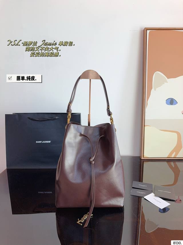 纯皮. 圣罗兰 Ysl 水桶包 质感很高级 容量超级大也很耐用 日常出街背它回头率百分百 就是这种随性慵懒感尺寸:25*11*31Cm 纯皮. 圣罗兰 Ysl 水桶包 质感很高级 容量超级大也很耐用 日常出街背它回头率百分百 就是这种随性慵懒感尺寸:25*11*31Cm