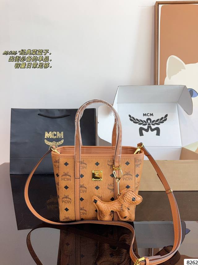 配礼盒 Mcm 菜篮子 越看越可爱 经典配色 容量日常出门没毛病 手机 钥匙 钱包都能轻松放下 颠覆我对迷你包的概念 爱了爱了 可斜挎可手拎 斜挎也很贴合盛 百