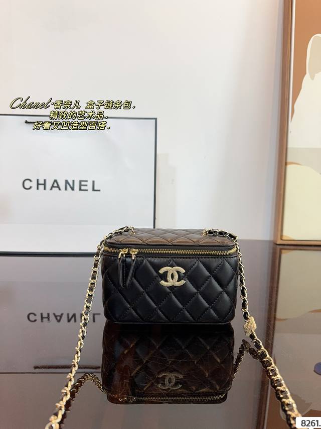 配礼盒. 香奈儿chanel 盒子包 四季随性百搭羊皮质感更温柔 出镜率超高 Chanel 搭配休闲风的t恤 裤子 正式点的西装外套都很可尺寸：16*8*10C