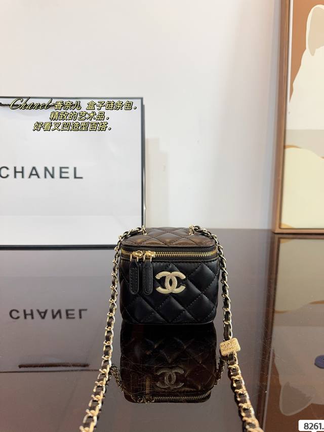 配礼盒. 香奈儿chanel Mini 盒子包 四季随性百搭羊皮质感更温柔 出镜率超高 Chanel 搭配休闲风的t恤 裤子 正式点的西装外套都很可尺寸：10*
