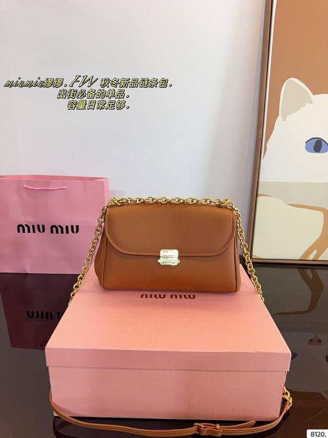 配礼盒. 缪缪miumiu 云朵包. 今年秋冬最火得miumiu 女孩.. 甜度刚刚好 很难不爱的 散发着复古的气息 背上它不仅是公主也是女王 小小的身体大大的