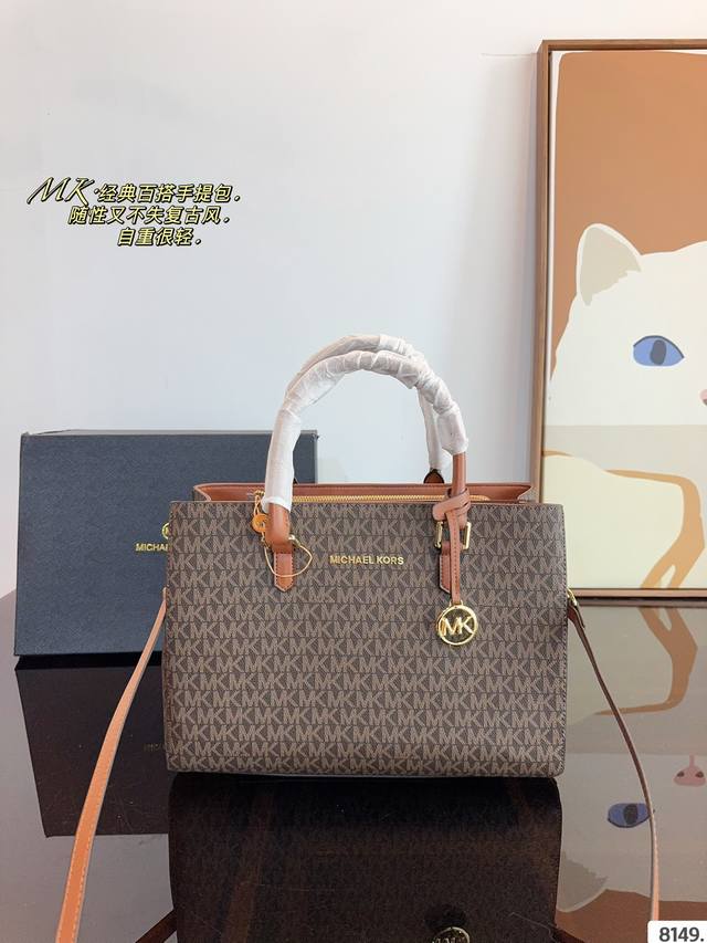 配礼盒. Mk Emilia斜挎手提托特包新款 新鲜出炉啦简直是美到人心啦 原版五金logo 首选进口皮料 质感超赞所谓人人必备一款 这个款式必须自留 经典版型