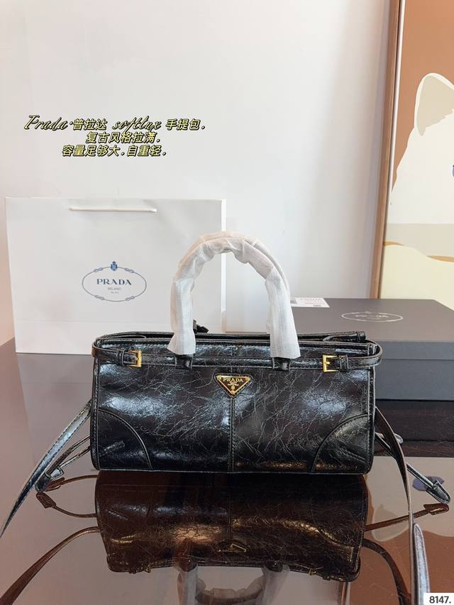 配礼盒 普拉达prada Soft Lux手提包 质感很高级 容量超级大也很耐用 日常出街背它回头率百分百 就是这种随性慵懒感尺寸：32*10*15Cm