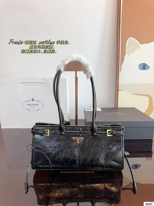 配礼盒 普拉达prada Soft Lux手提包 质感很高级 容量超级大也很耐用 日常出街背它回头率百分百 就是这种随性慵懒感尺寸：32*10*15Cm