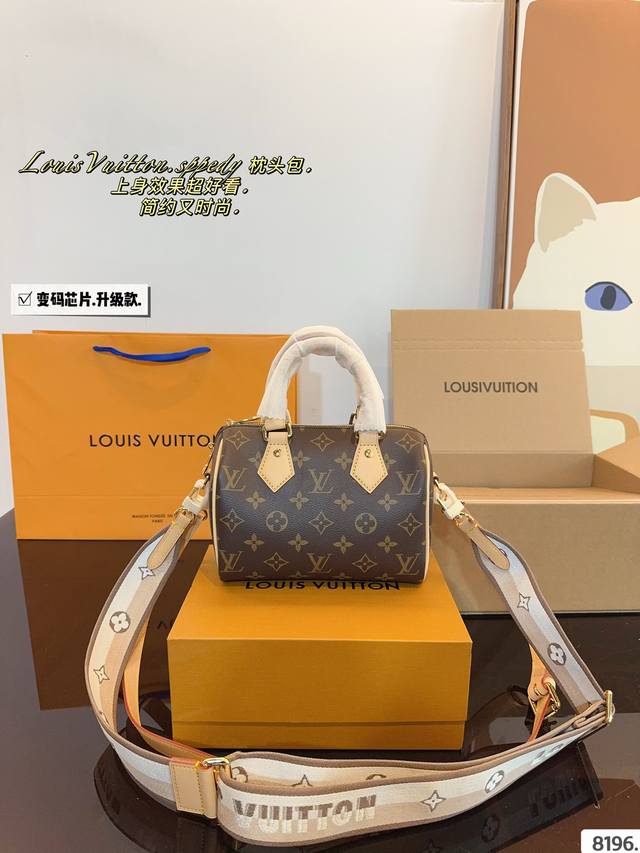 配礼盒. Lv Speedy枕头包 这款retiro 手袋以标志性的lv老花面料制成,搭配奢华的变色牛皮饰边,经典永恒。优雅低调的外形设计和宽敞的包 全包对花. 配礼盒. Lv Speedy枕头包 这款retiro 手袋以标志性的lv老花面料制成,搭配奢华的变色牛皮饰边,经典永恒。优雅低调的外形设计和宽敞的包 全包对花.