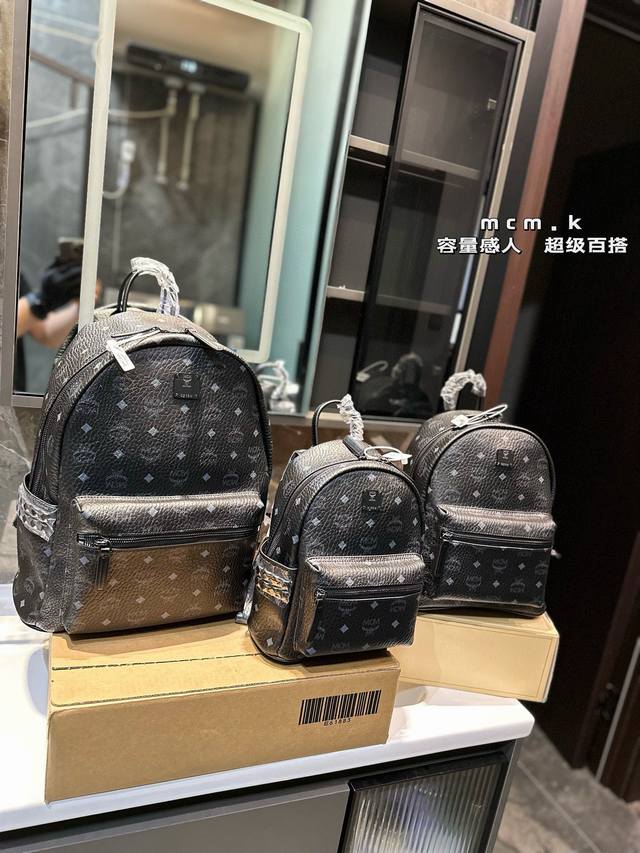 Mcm双肩包 巧妙的丝印效果， 立体而自然， 以中轴为对称中心线的上线倒向对称， 十分完整完美， 尤其包型 超有弧度感的！ 尺寸大号33.38Cm中号27 32