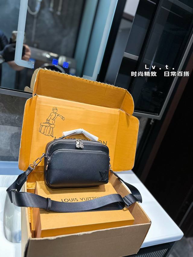 Lv爆款男士邮差包 经典永恒。优雅低调的外形设计和宽敞的包身更加入了实用性。尺寸23 16