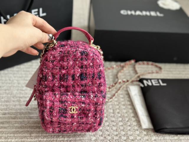 配盒 Size：13*18Cm 小香家 24C新款双肩包 这季炒鸡可爱的小双肩 ！看着很小容量还挺大背法也有很多种非常 Nice