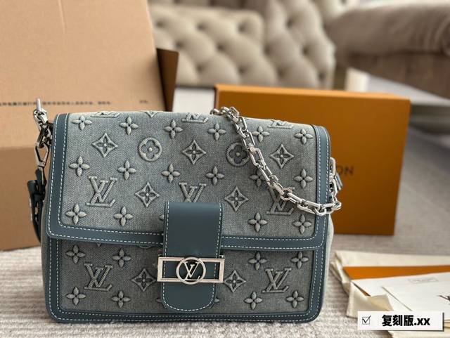 新品 Lv 软乎乎的达芙妮 秀款新品 亮相于2024春夏秀场搭配牛皮饰边确保包包的舒适性 Dauphine Soft手袋以monogram裁出柔软的造型 男女都