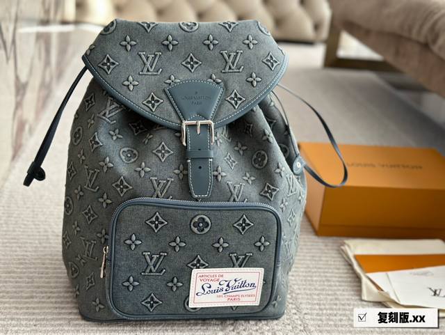 Lv丹宁montsouris牛仔双肩包将 Monogram图案压印于褪色丹宁布，成就经典设计之外的个性选择。 抽绳收拢柔软构型，复古标签源自品牌典藏28×35